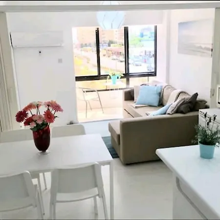 Bettys 1br Seafront * 라르나카