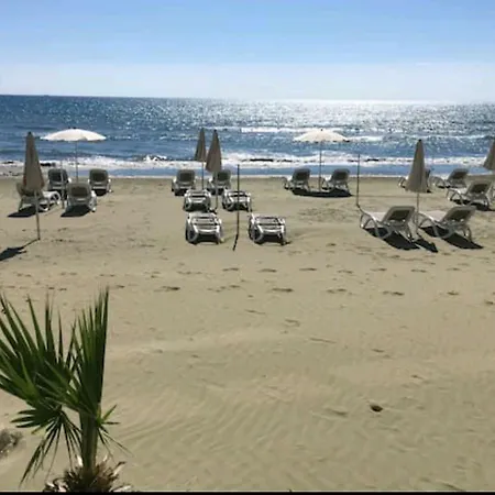 Bettys 1br Seafront 라르나카