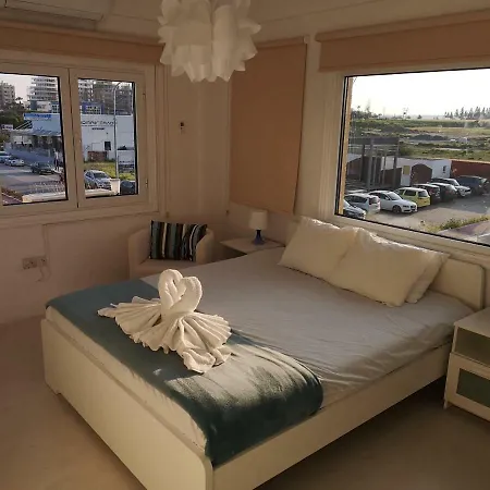 דירה Bettys 1br Seafront לרנקה
